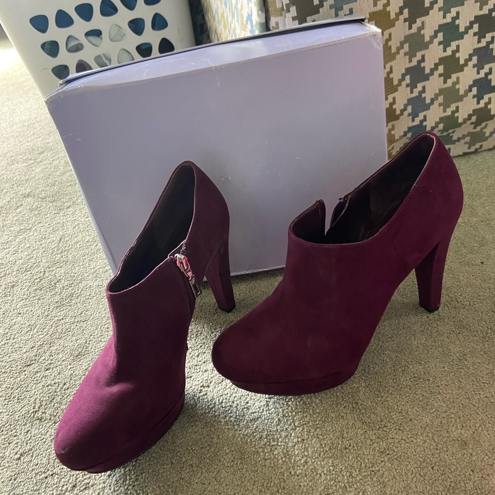 Marc Fisher purple suede heels